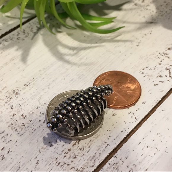 1X HP Rocker Spinal Chord Ear Cuff - Picture 7 of 8